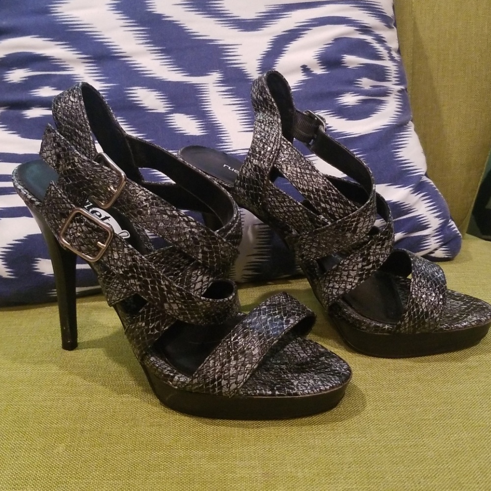 Snakskin print high heels